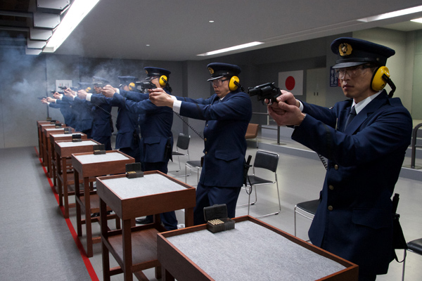 警察　拳銃訓練